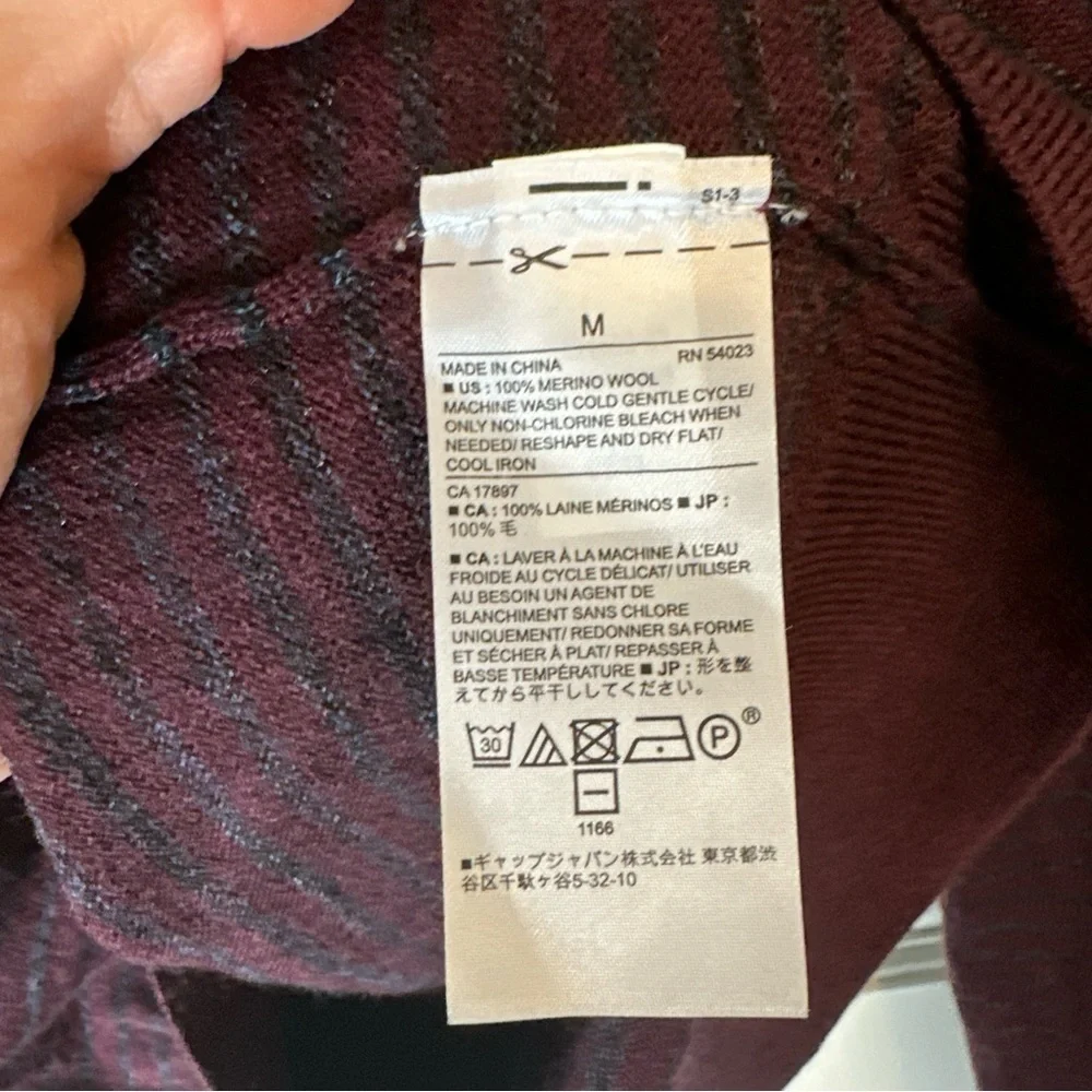 Banana‎ Republic - 100% Merino wool V Neck Sweater - - Size M purple/maroon